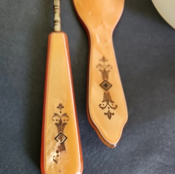 Vintage Lucite-handle vanity set - Picture 10 of 12